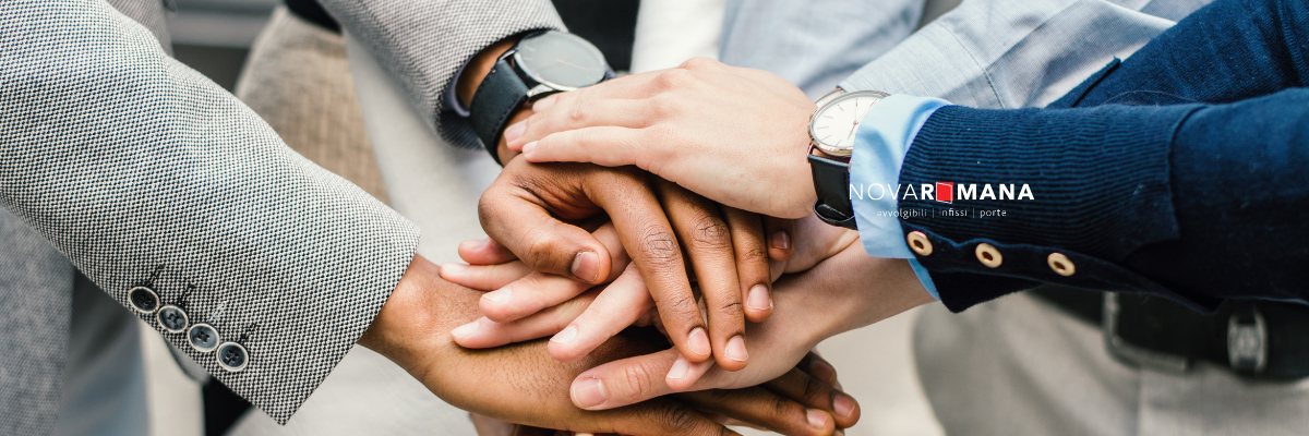 banner-stretta-mano-contatti